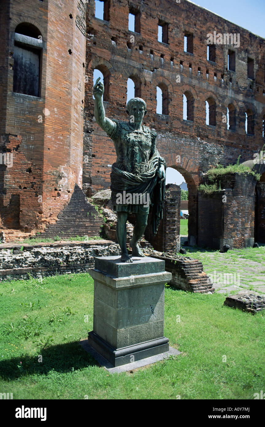 Statue des Augustus Caesar Porta Palatina Turin Piemont Piemonte Italien Europa Stockfoto