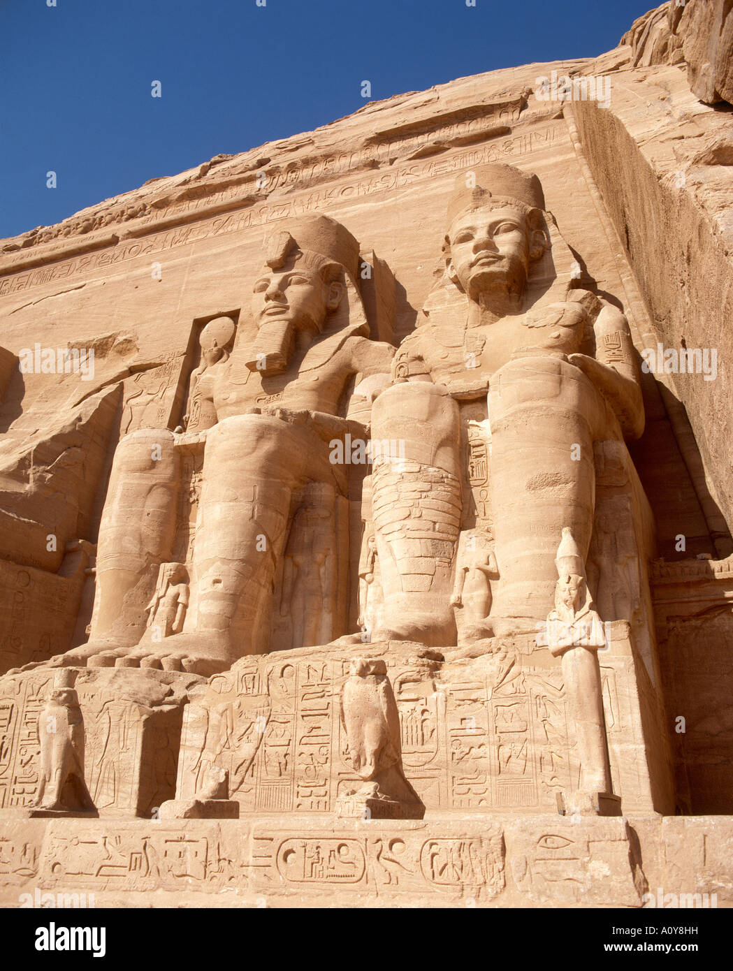 Detail von zwei der vier thront Kolosse von Ramses jede Abbildung 20m hoch und aus der Felswand flankieren den Eingang zum Tempel von Ra Herakhte bei Abu Simnel paarweise angeordneten behauenen Stockfoto