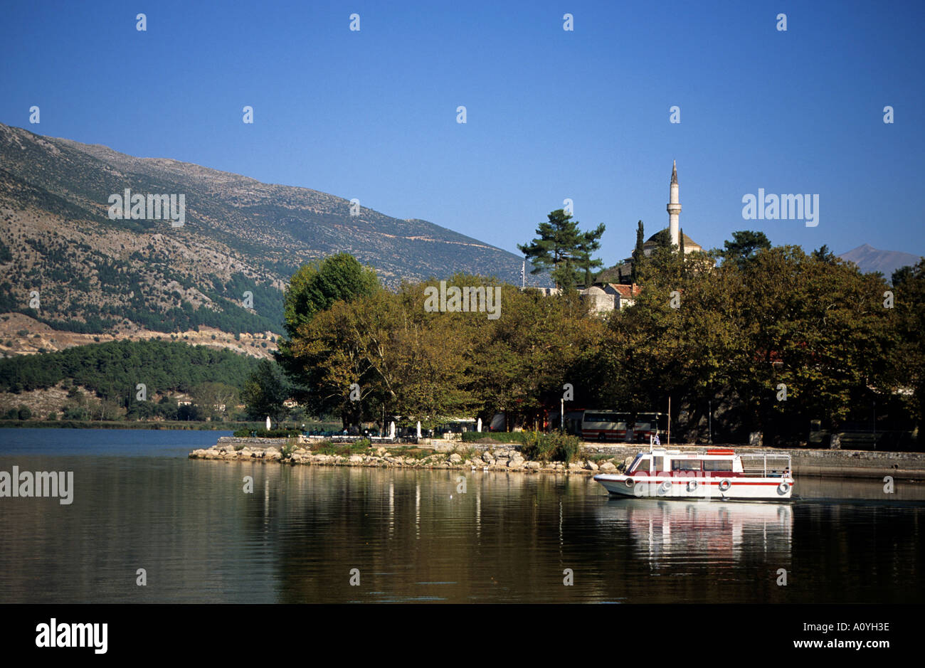 Griechenland griechische Festland Epirus Ioannina See und Minarett von Ali Pascha Zitadelle Stockfoto
