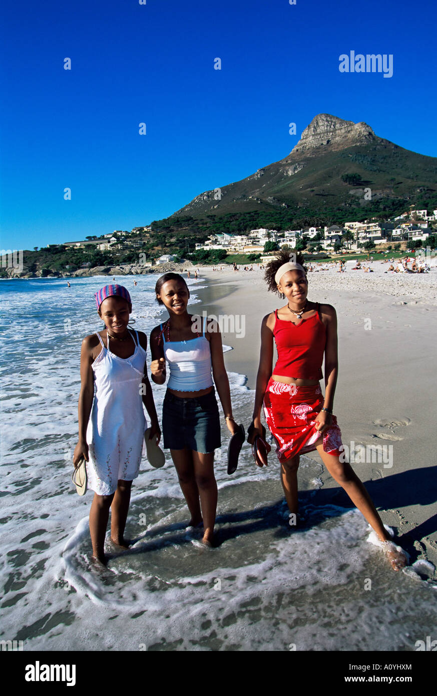 Junge Frauen auf Camps Bay Strand Südafrika Kapstadt Stockfoto