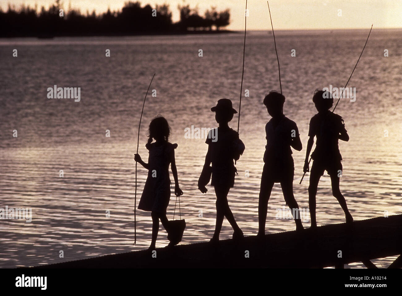 Silhouette der Kinder Angeln bei Sonnenuntergang in Mauritius Stockfoto