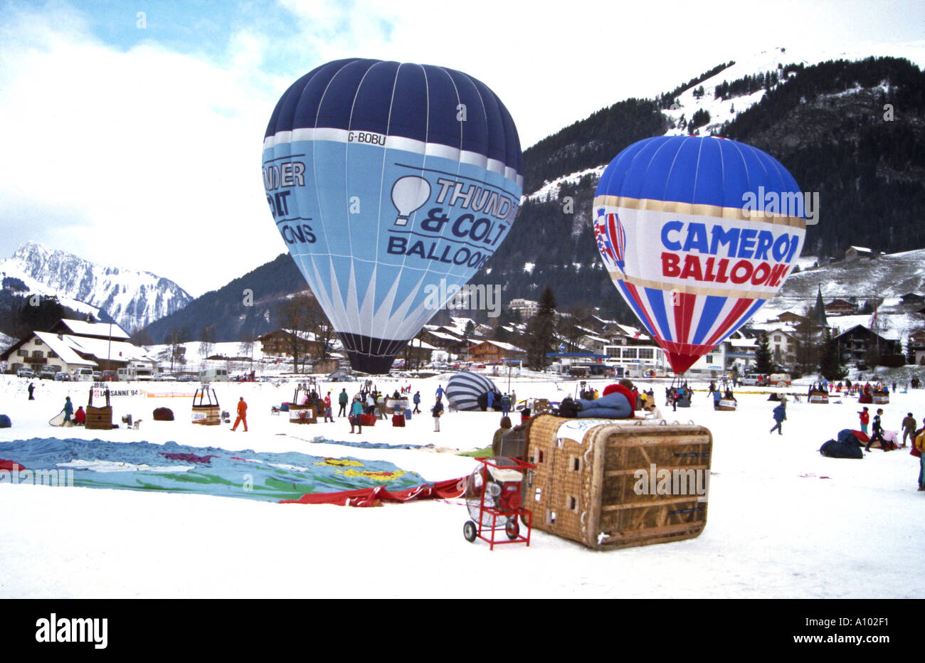 Hot Air Balloons und Schnee Chateau Doex Schweiz Stockfoto