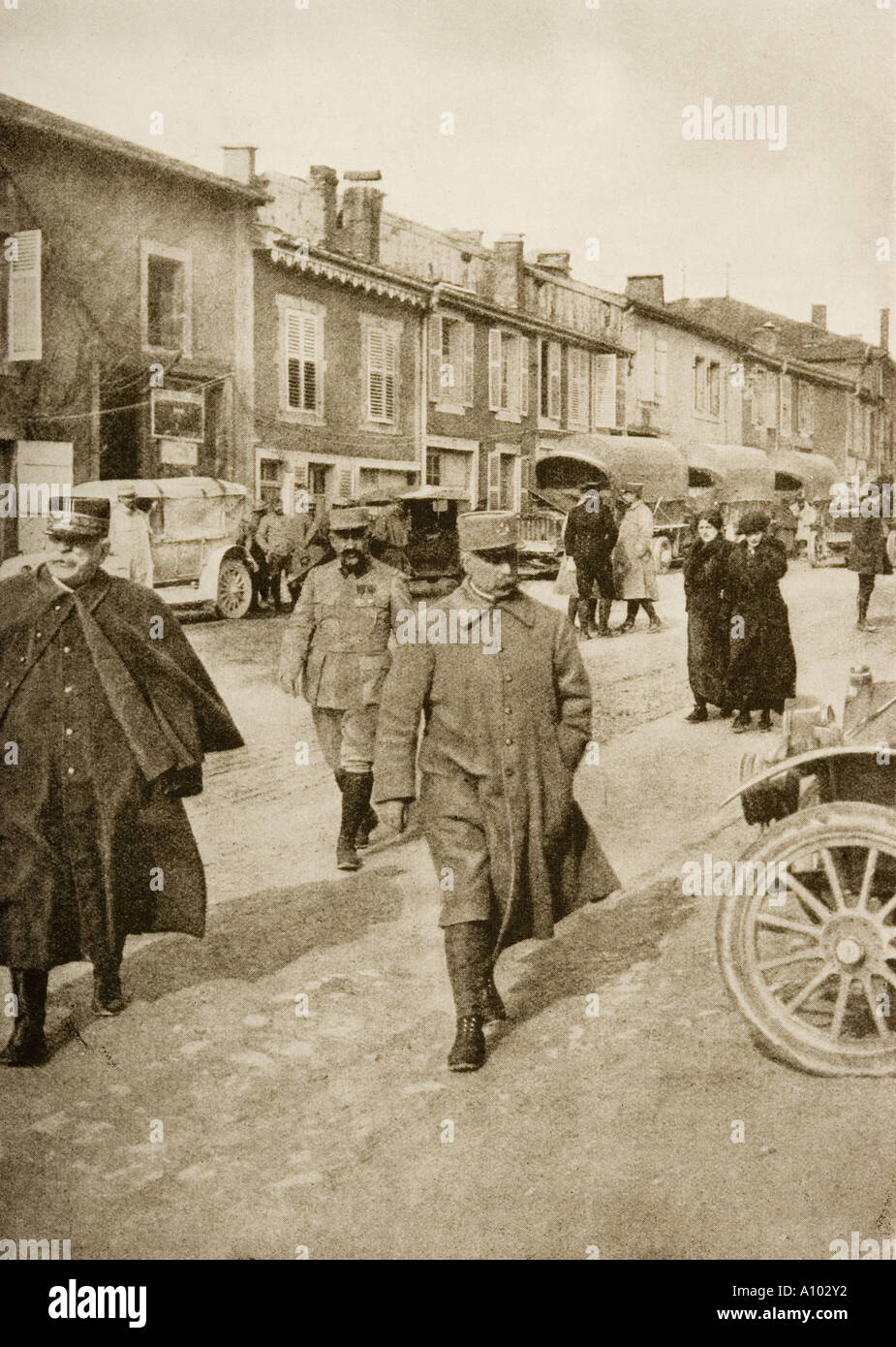 Der Verteidiger von Verdun General Petain center, Wandern mit General Joffre auf seiner Rechten. Stockfoto