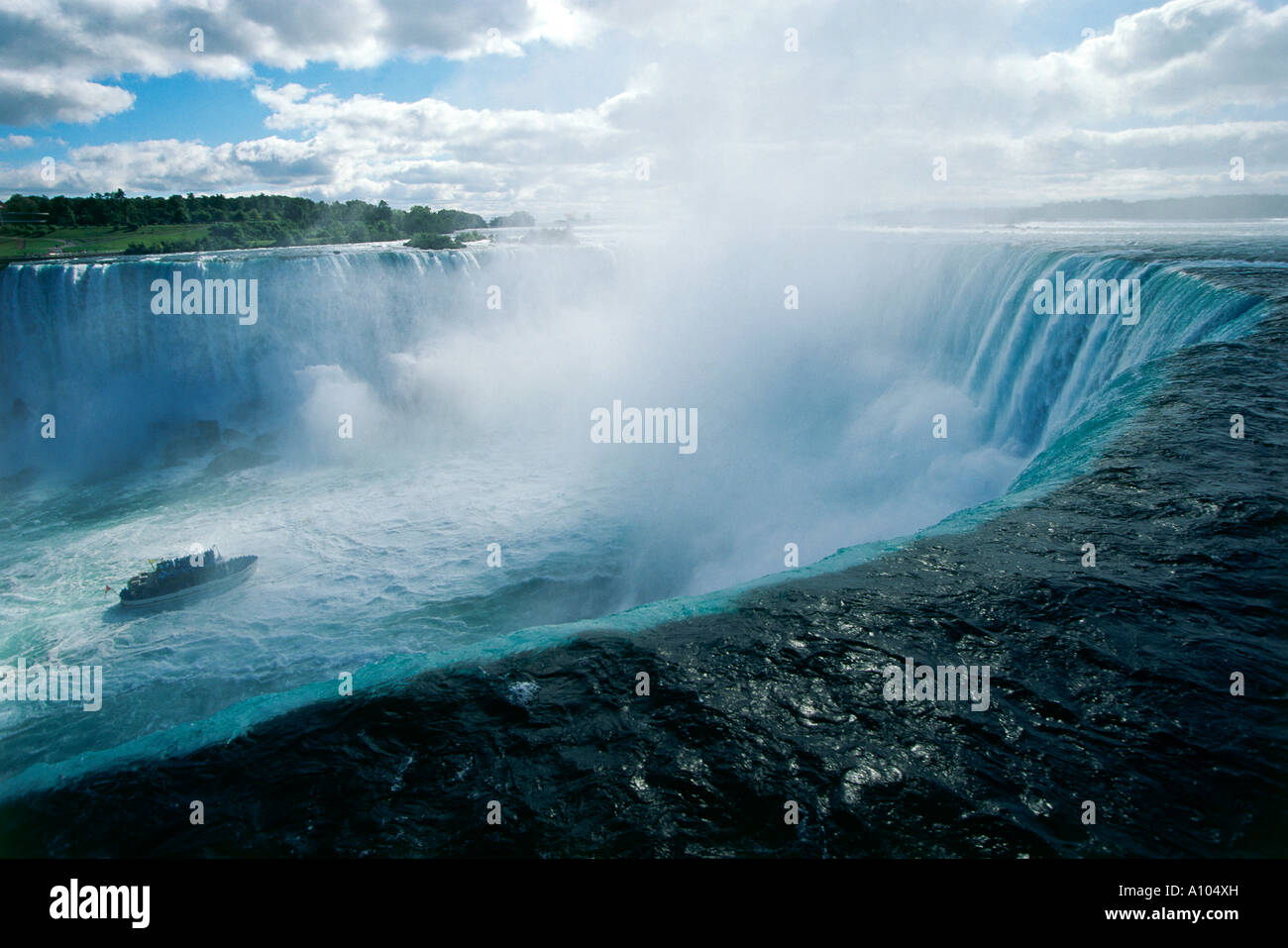 Eine Explosion von Sprühnebel von einem Teil der Niagara-Fälle, die über den Niagara River zwischen Ontario und oberen New York State Stockfoto