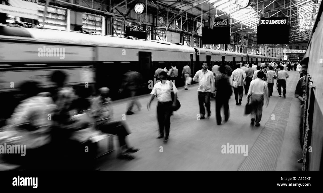 Gruppe von Menschen an einem Bahnhof Churchgate Station, Mumbai, Maharashtra, Indien Stockfoto
