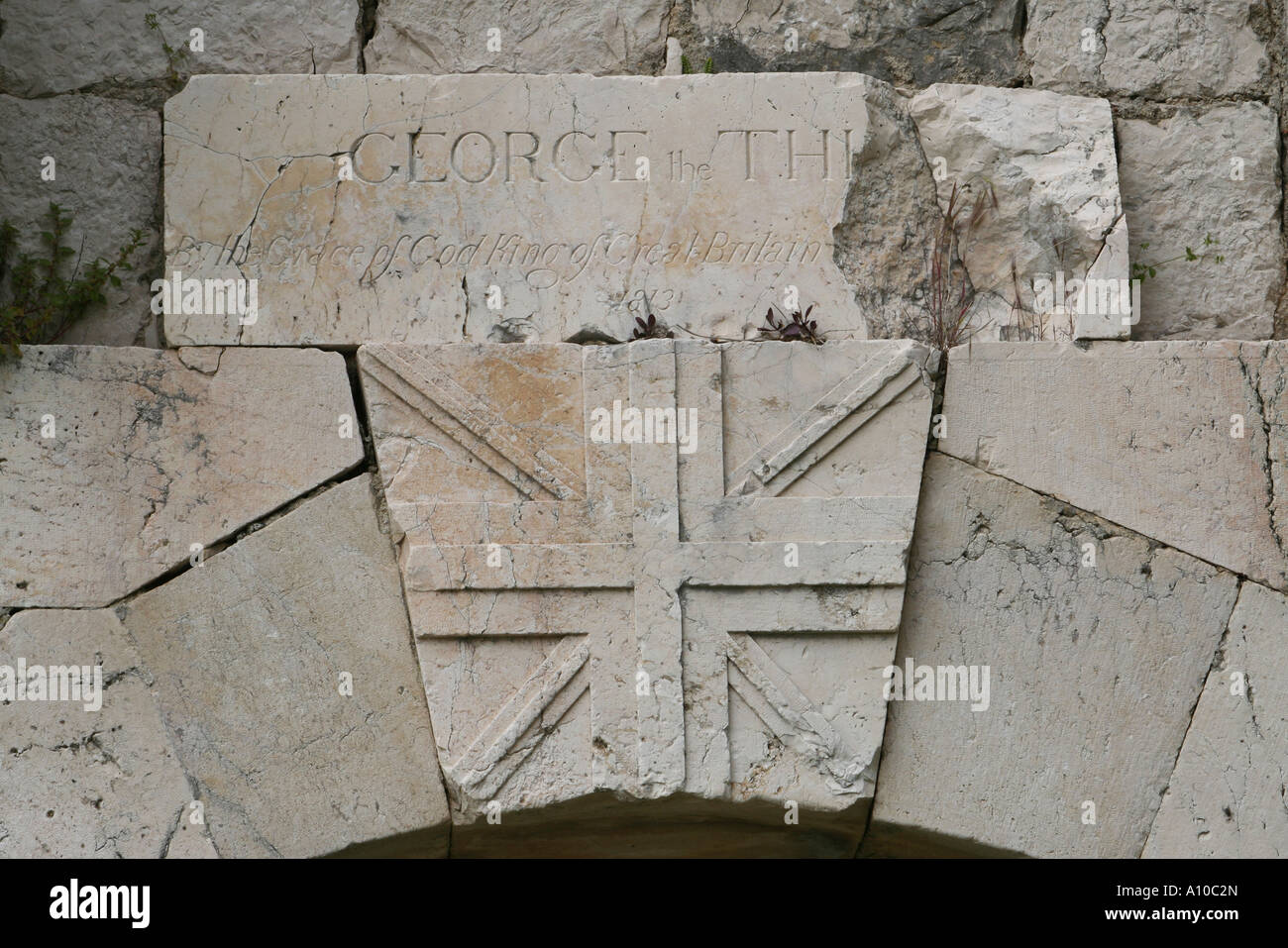 Union Jack über dem Eingang zum Fort George III auf der Insel Vis Stockfoto
