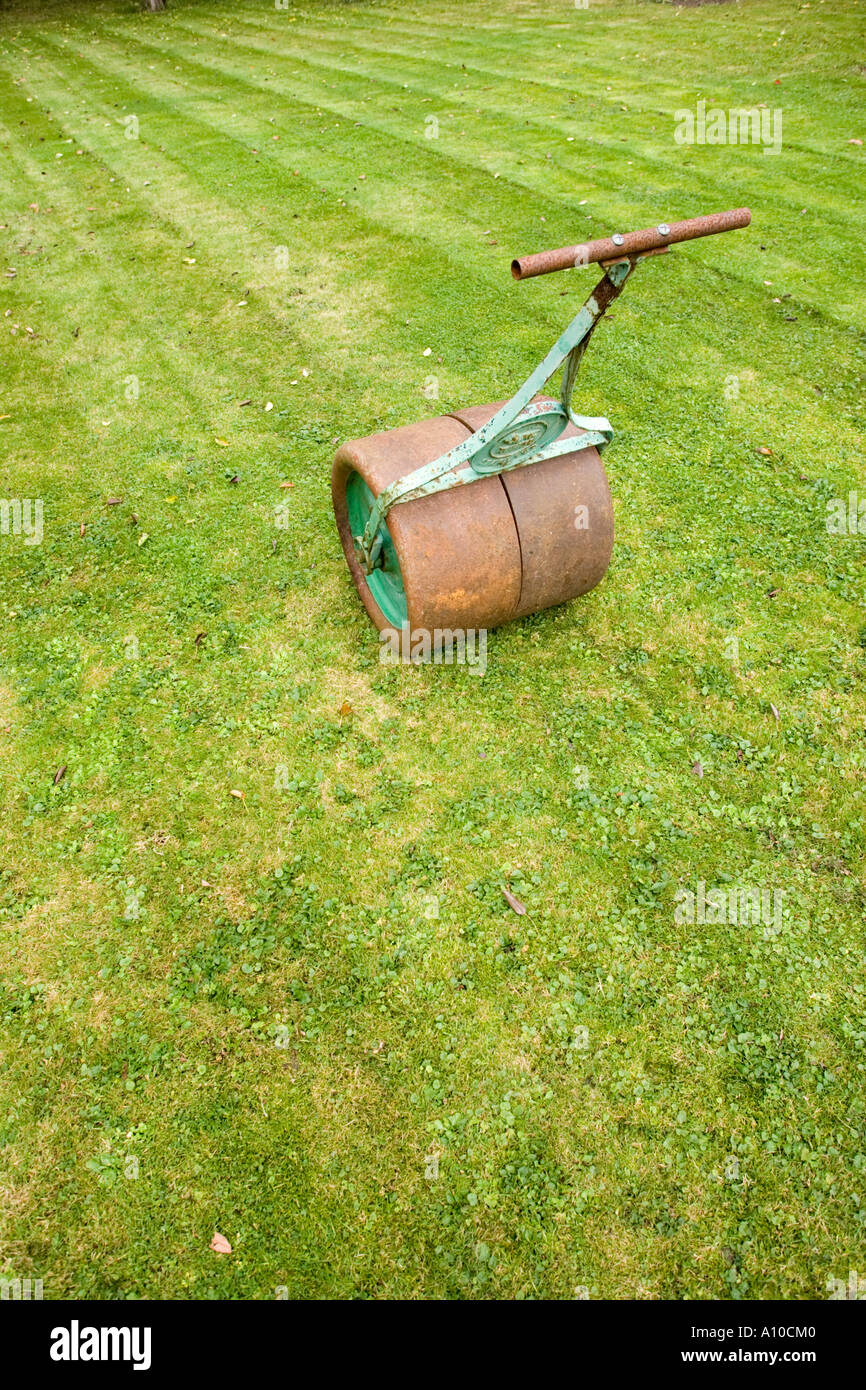 Gartenwalze auf einer Wiese Stockfoto