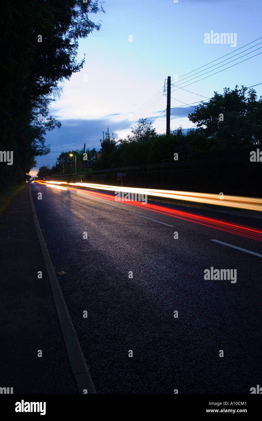 Spuren des Lichts von einem vorbeifahrenden Auto Stockfoto