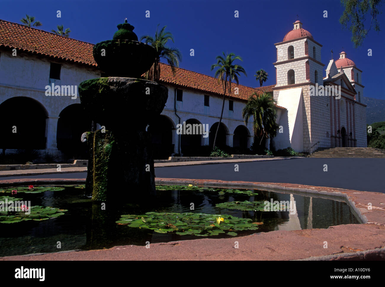 Brunnen, Kirche, Mission, Mission der Franziskaner Mission Santa Barbara, Santa Barbara, Kalifornien, USA, Nordamerika Stockfoto