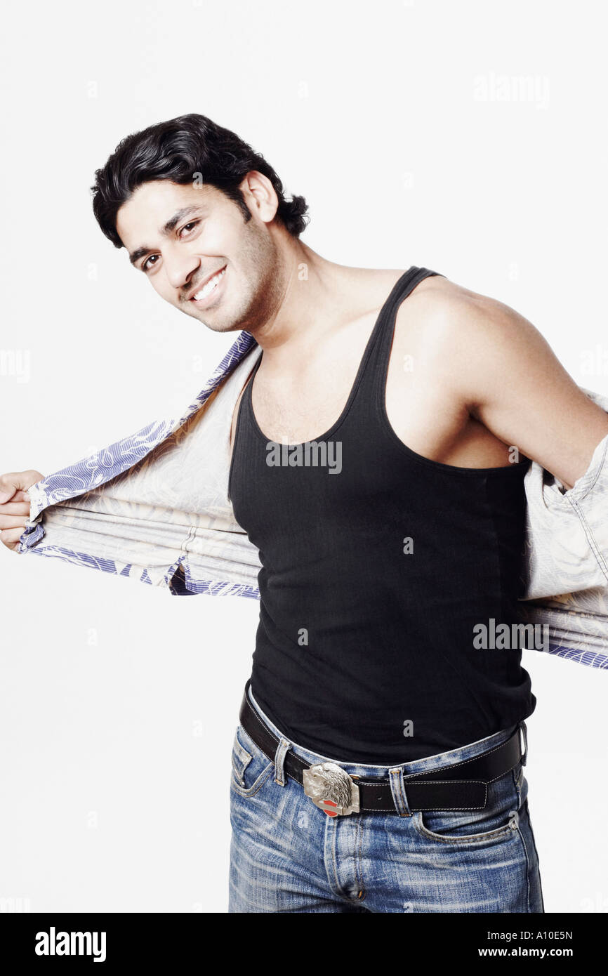 Porträt eines jungen Mannes mit seinem Hemd aufgeknöpft Stockfoto
