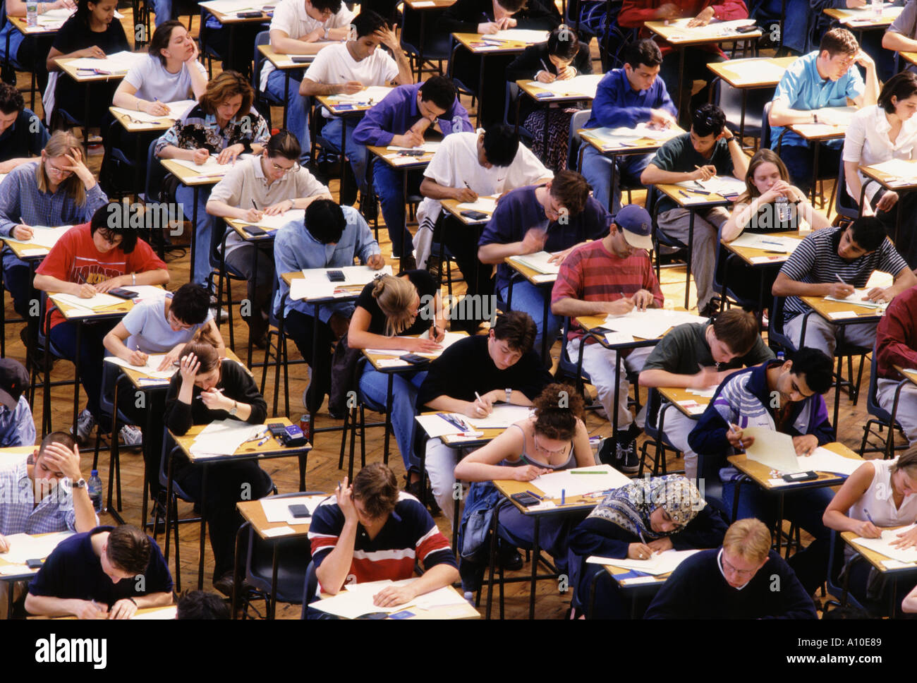 Studenten sitzen Prüfungen, London, UK Stockfoto
