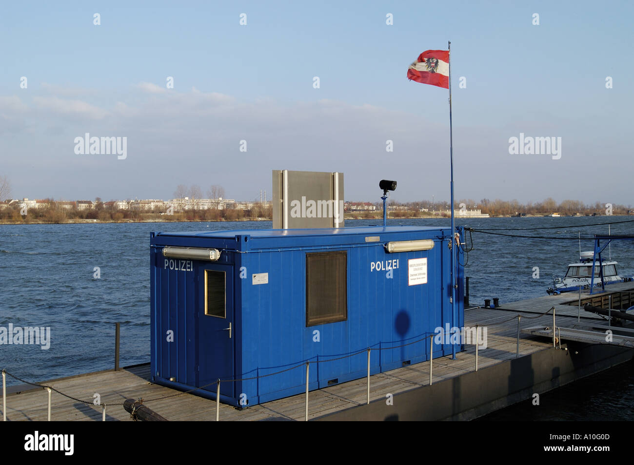 Wien, Handelskai, Donau, Polizei container Stockfoto