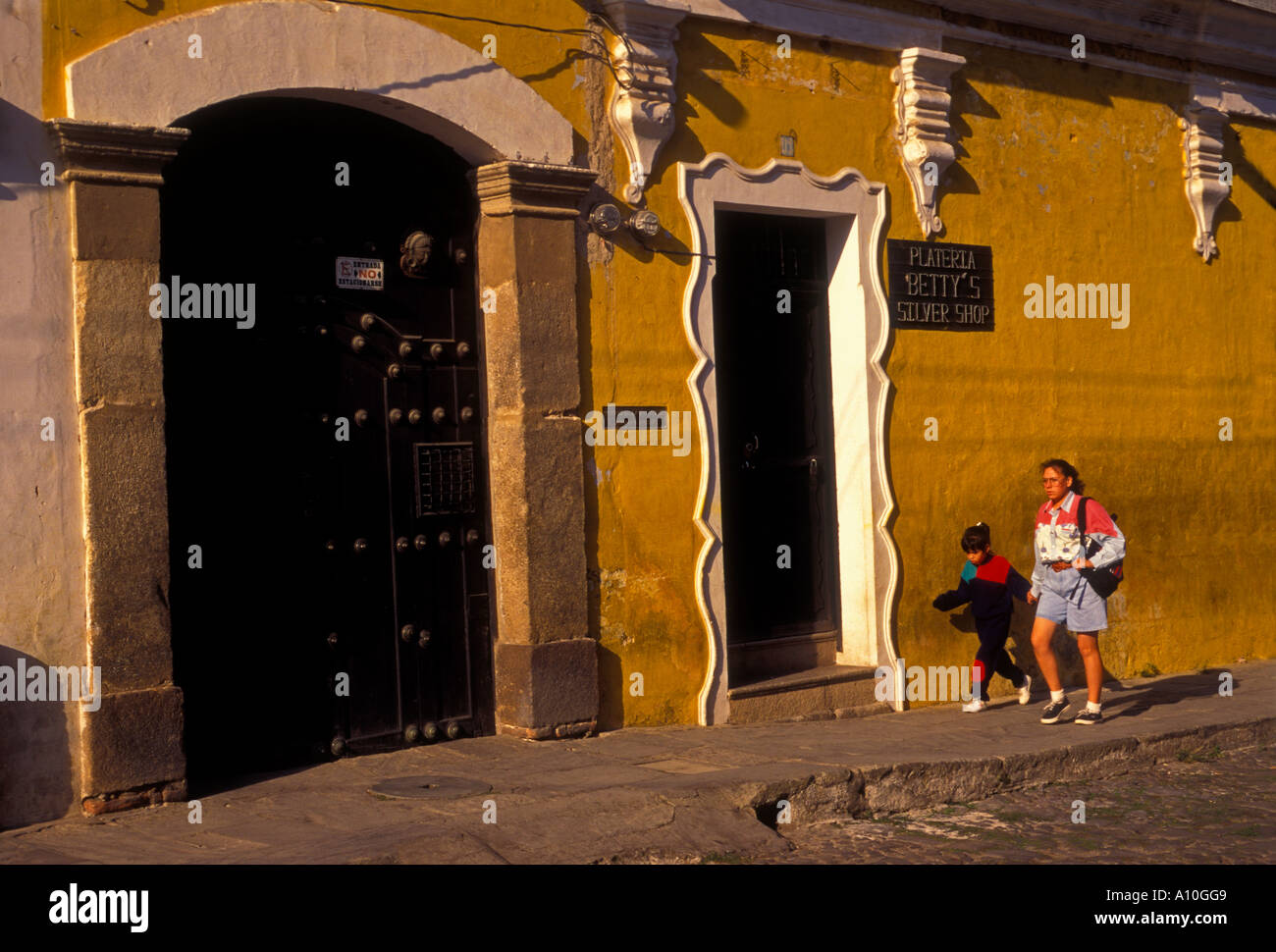 Guatemaltekischen, Mutter, Tochter, Kind, Schulkind, Mutter Tochter zu Fuß zur Schule, Student, Antigua, Sacatepequez Department, Guatemala Stockfoto