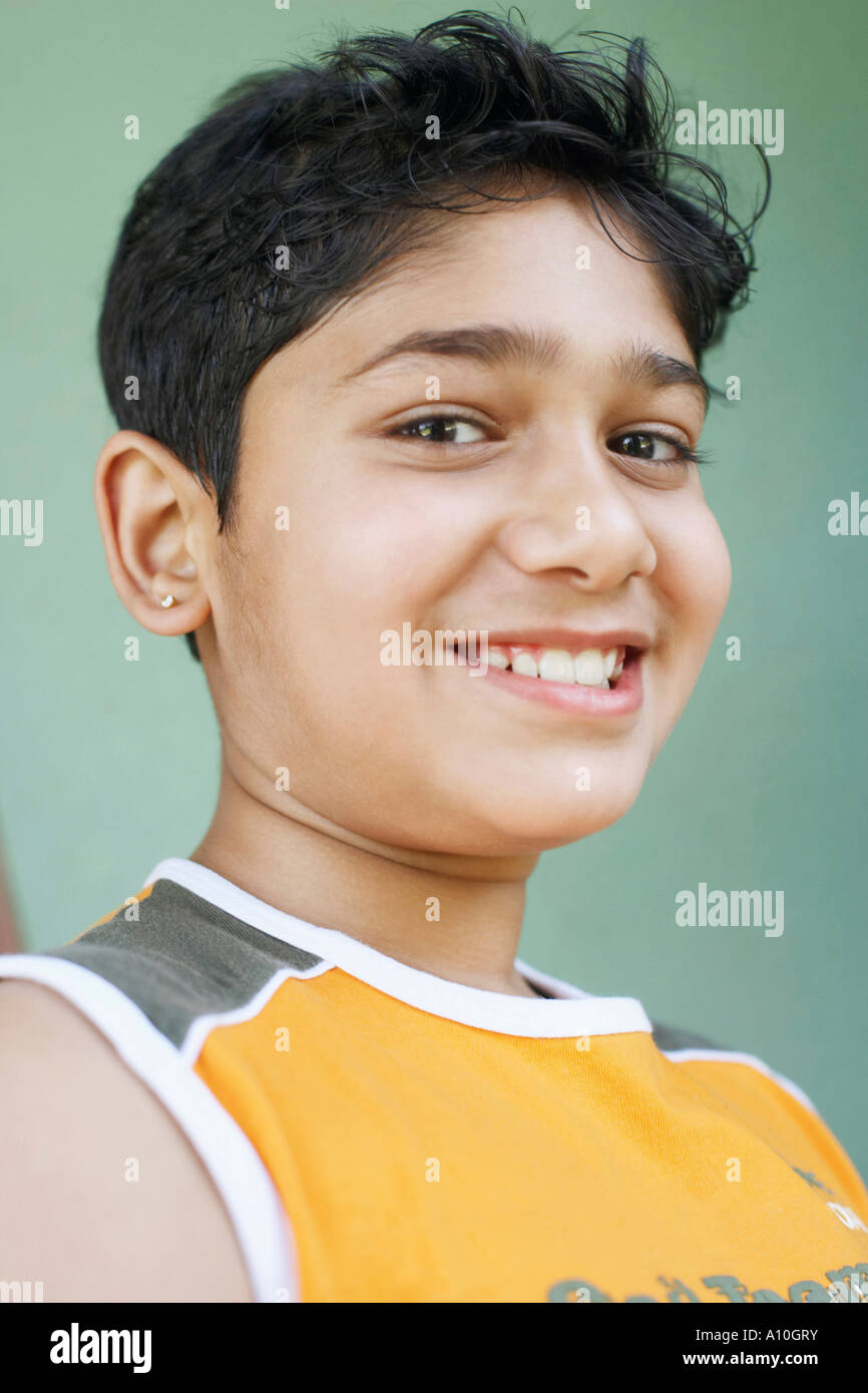 Porträt junge 10 11 ohrring -Fotos und -Bildmaterial in hoher Auflösung –  Alamy