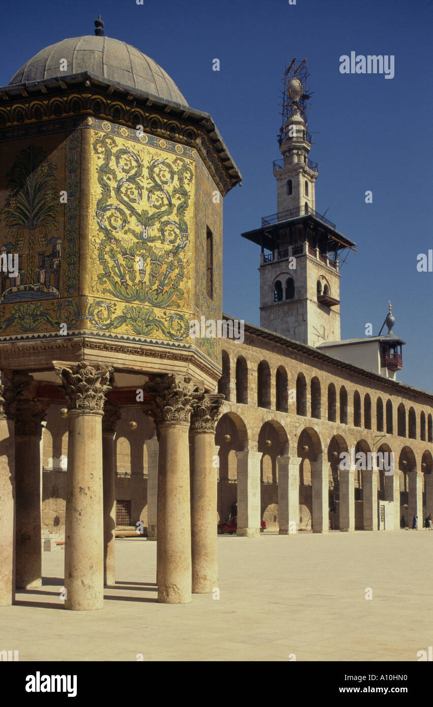 Blick auf Syrien Damaskus Omayad Moschee der Hazneh Schatz mit Innenhof Bögen und Minarett Stockfoto