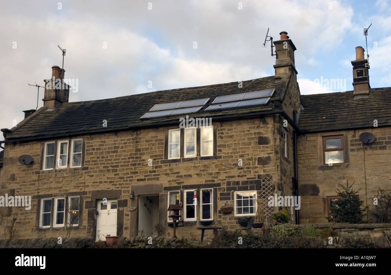 Solare Warmwasserbereitung Panels auf einem traditionellen Steinhaus im berühmten Plage Dorf Eyam Stockfoto