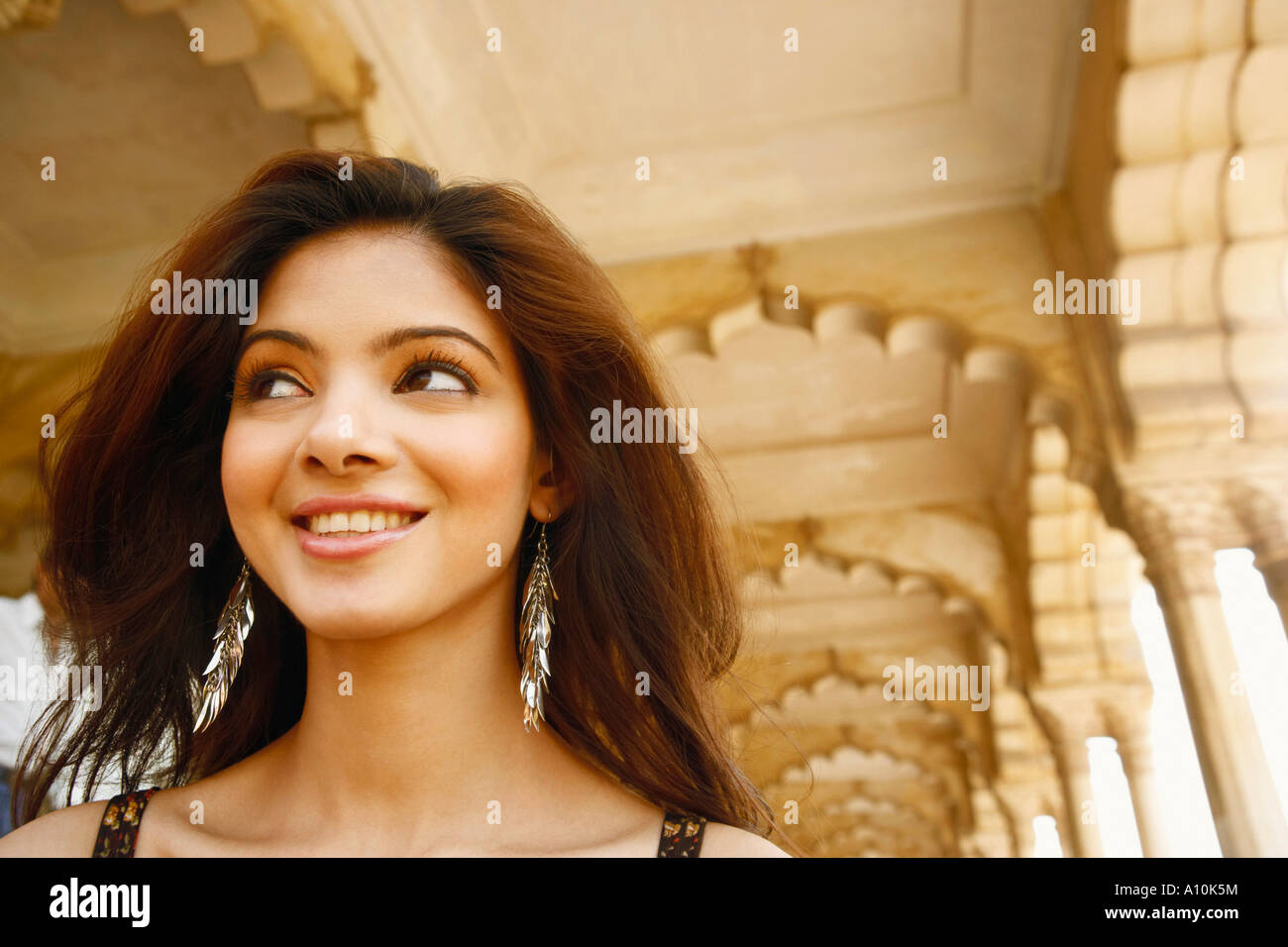Nahaufnahme einer jungen Frau, Lächeln, Agra Fort, Agra, Uttar Pradesh, Indien Stockfoto