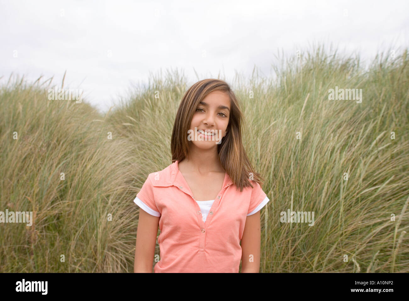 Porträt von Teenager-Mädchen stehen auf Küstendünen Stockfoto