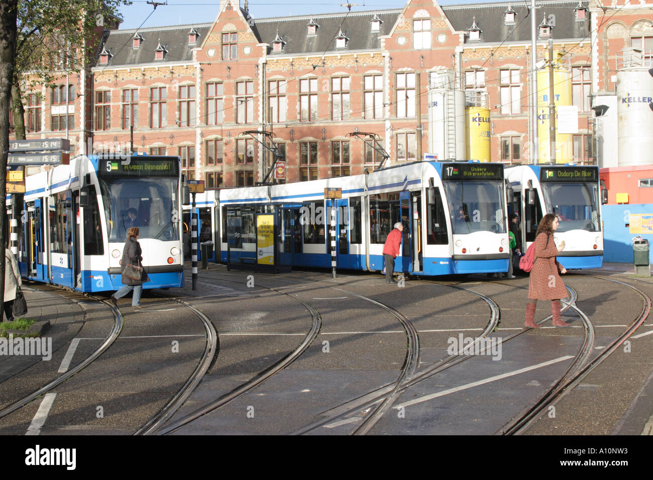 Straßenbahnhaltestellen an Amsterdam Centraal Station Stockfoto