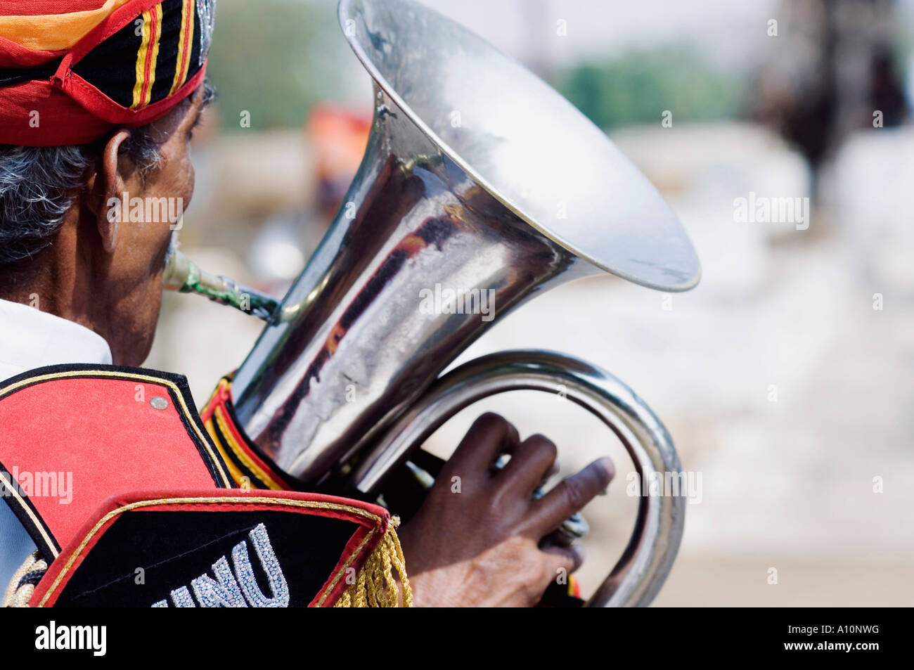 Rückansicht eines Mannes spielt die Tuba, Jaipur, Rajasthan, Indien Stockfoto
