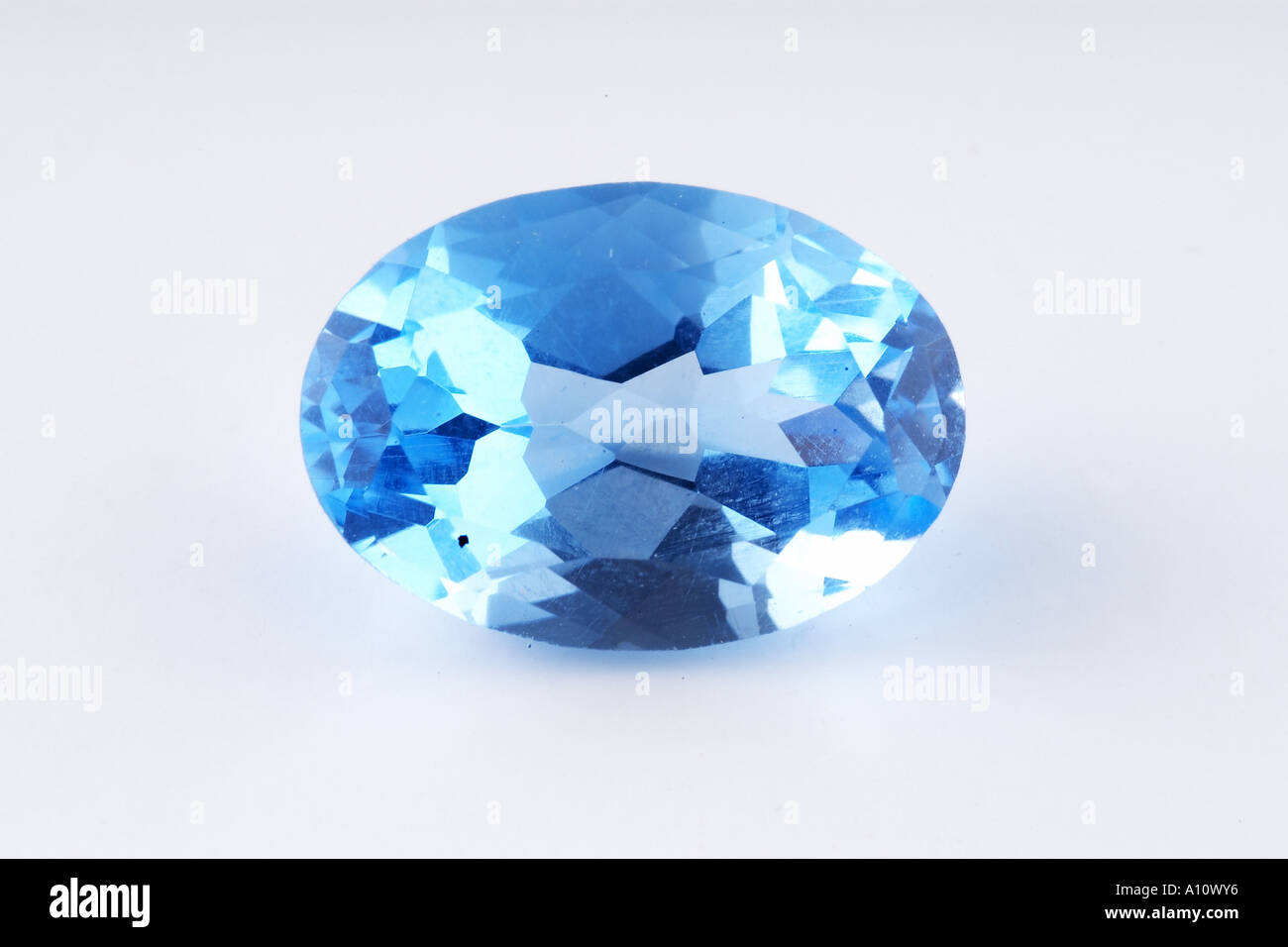 Blaue Quarz Einteiler Semi Precious Stone teuer geschnittenen Facette glänzend Glitzer auf weißem Hintergrund im Studio Tabletop stilllife Stockfoto