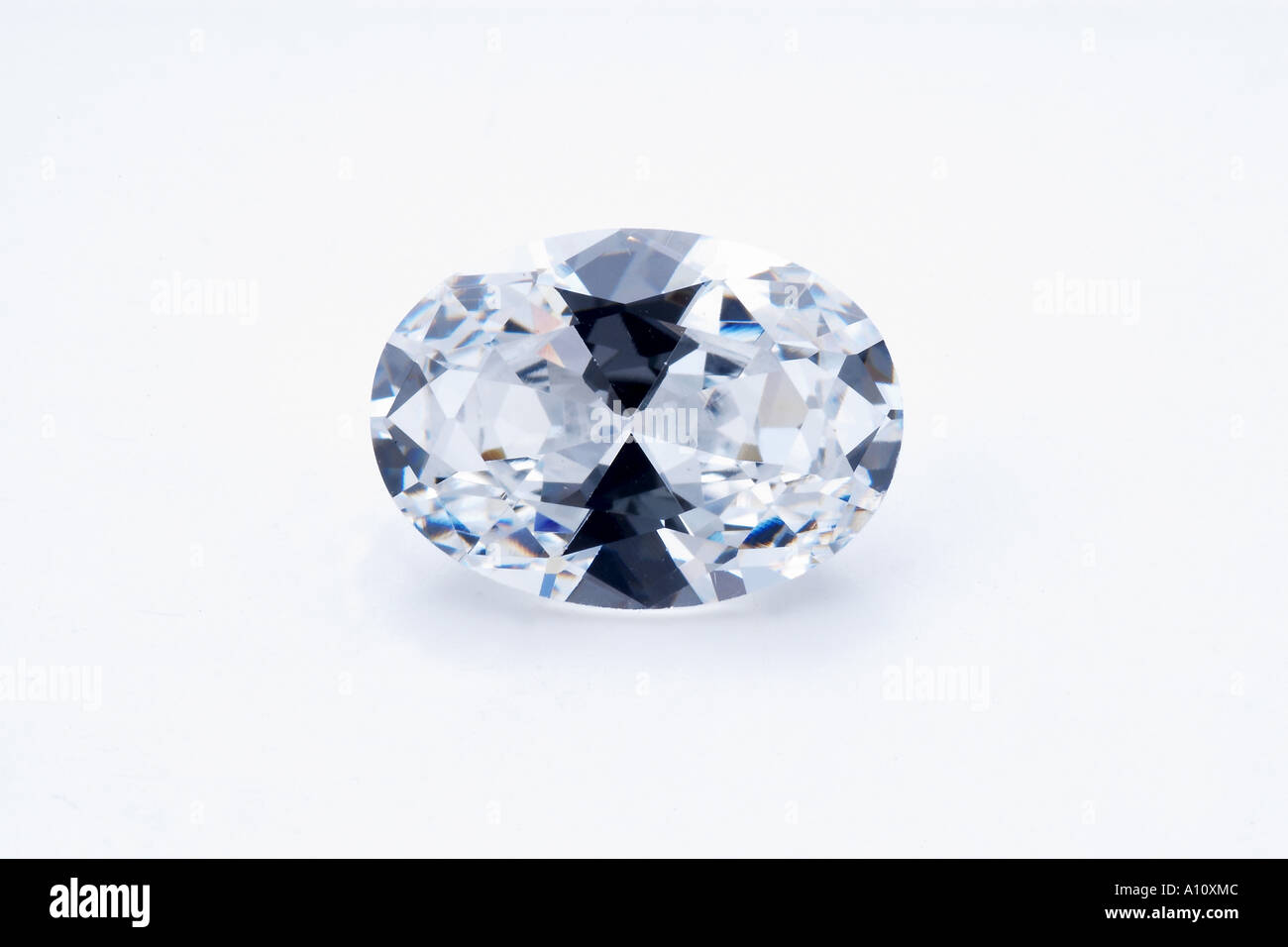 Cubic Zirkonia Semi Precious Stone ovale Form bläuliche Farbe hellblau Farbe Kristall Facetten leuchten hell geschnitten Juwel teuer Stockfoto