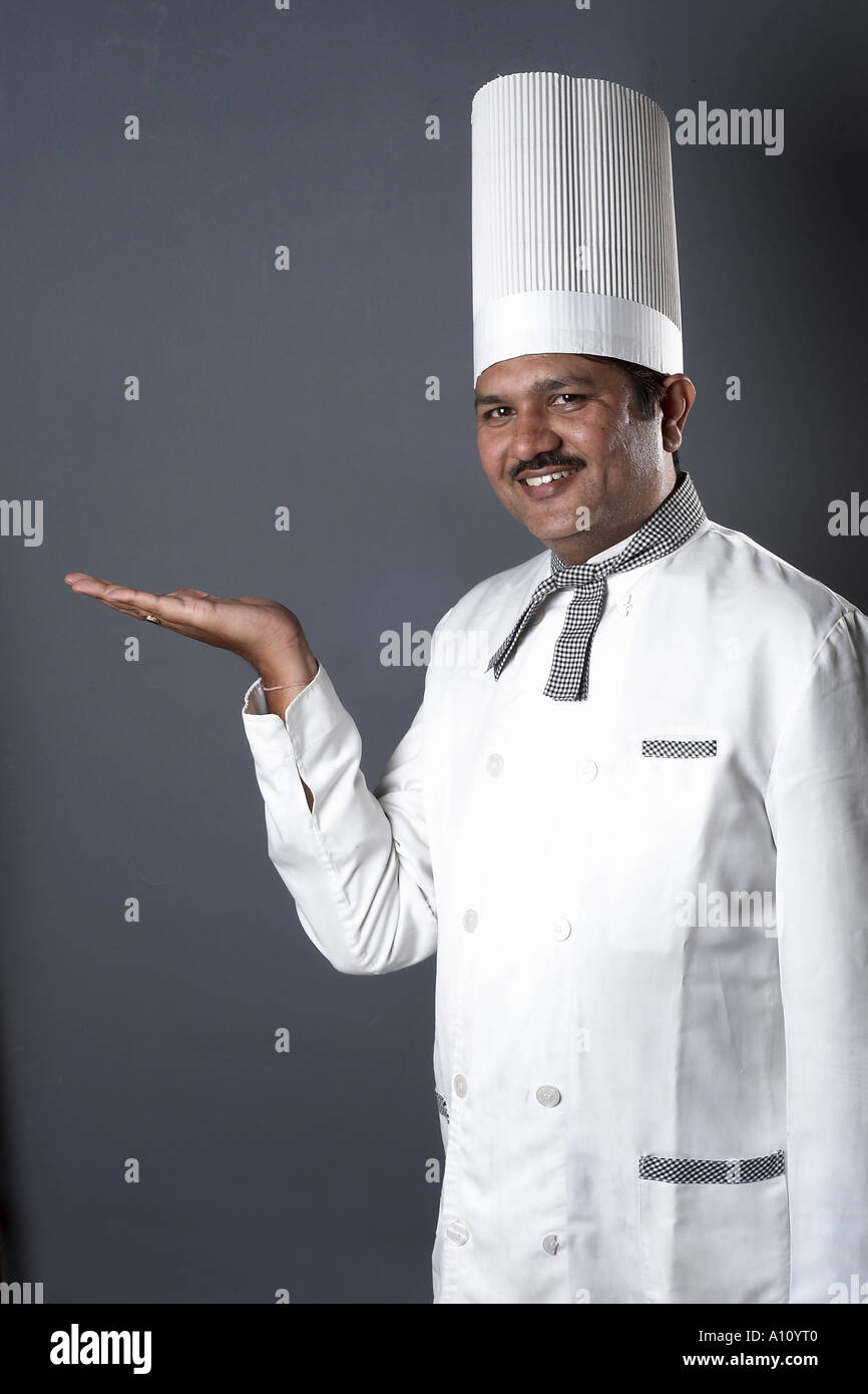 Chef-Porträt mit uniformem Toque Blanche, weißem Hut und weißer doppelreihiger Jacke, Modell Sanjay Goswami, Modell-Release-Nummer 650 Stockfoto