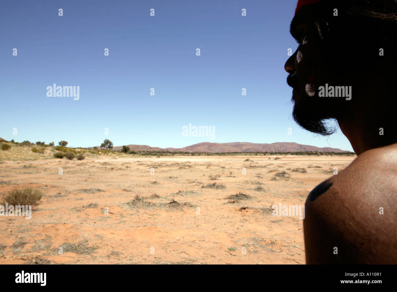 Aborigines Mann auf Walkabout, Uluru / Ayers Rock, Anangu Pitjantjara Reservat, South Australia. Stockfoto
