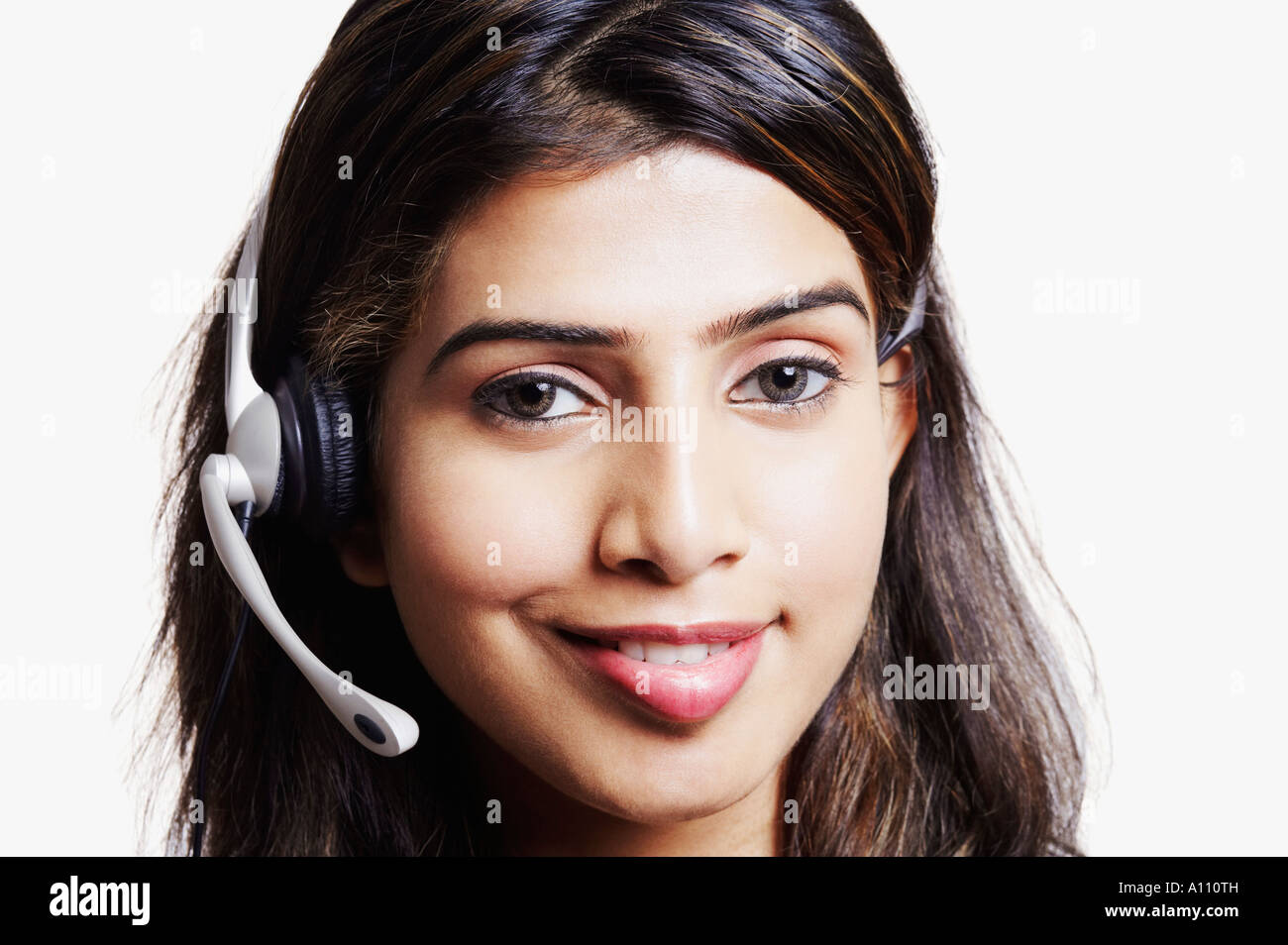 Porträt einer jungen Frau einen Kopfhörer tragen und lächelnd Stockfoto