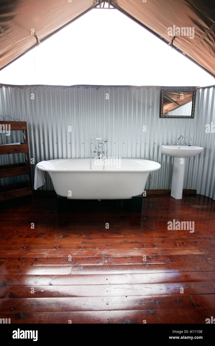 Luxus-Badezimmer im Zelt des Gunya Titjikala eine Aborigine Luxus-Safari resort in der Nähe von Alice Springs Red Centre zentral-Australien Stockfoto