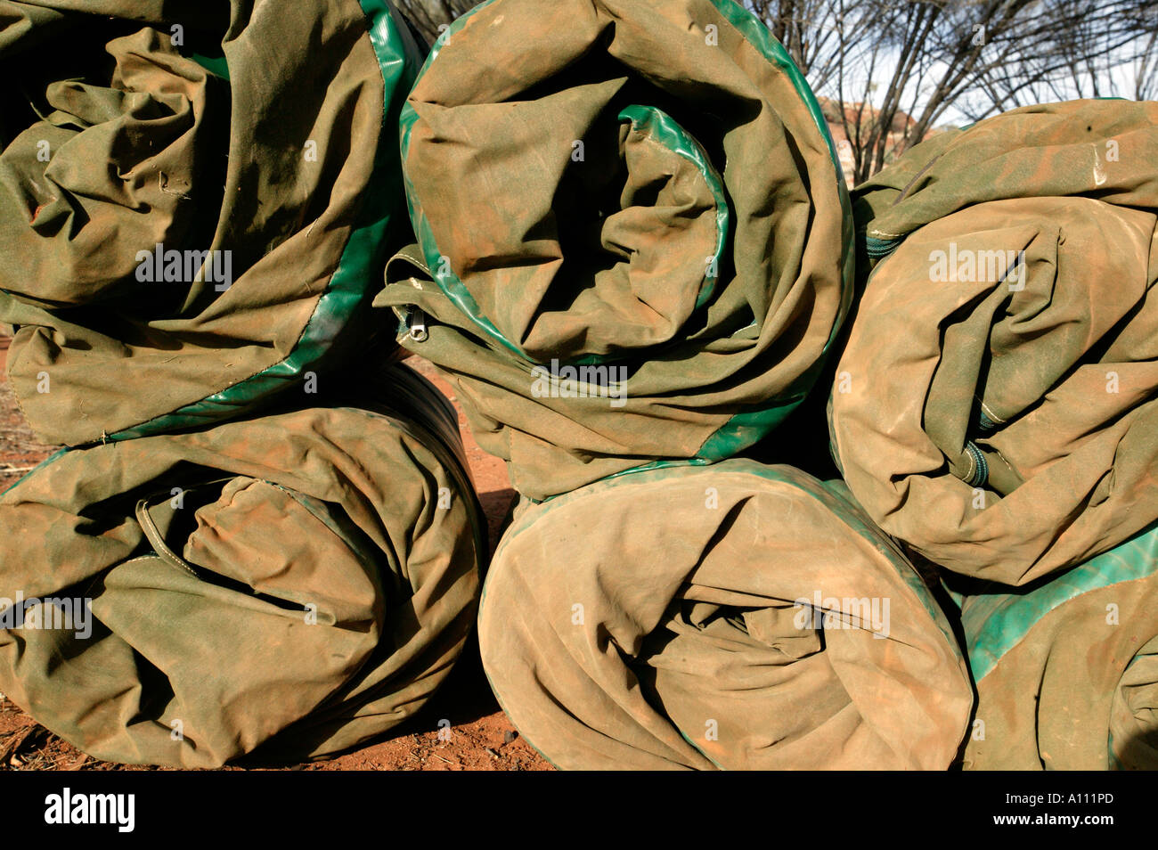 Traditionellen australischen Swag-Schlafsäcke Stockfotografie - Alamy