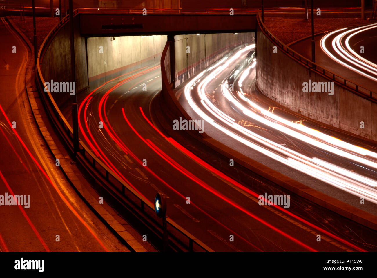 Ampel Routen Birmingham U K Tunnel Nacht rote Lichter weiß leuchten Stockfoto