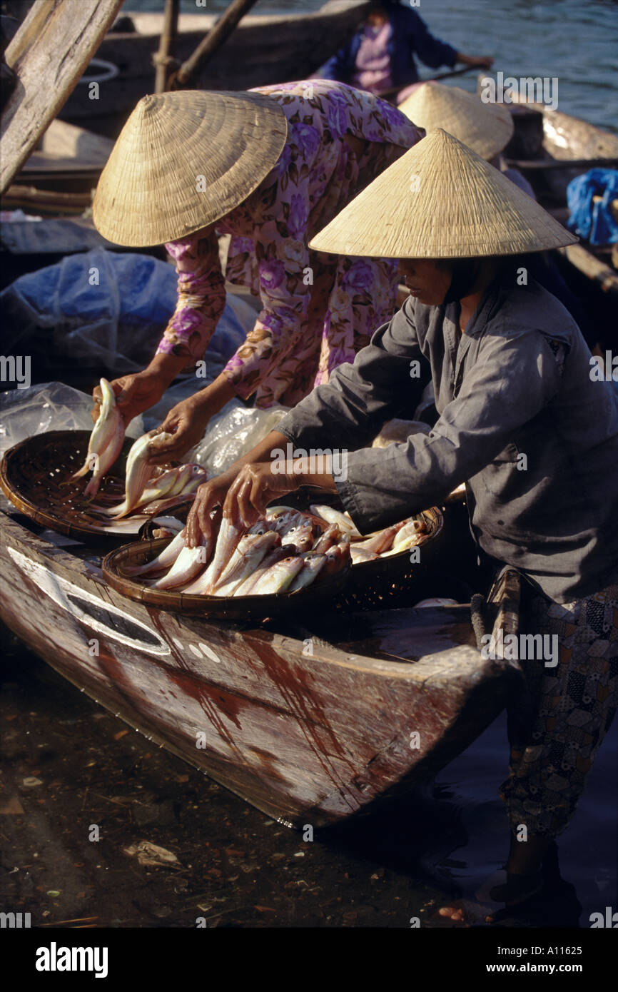 Käufer und Verkäufer am Morgen Fisch Markt Hoi An Vietnam Stockfoto