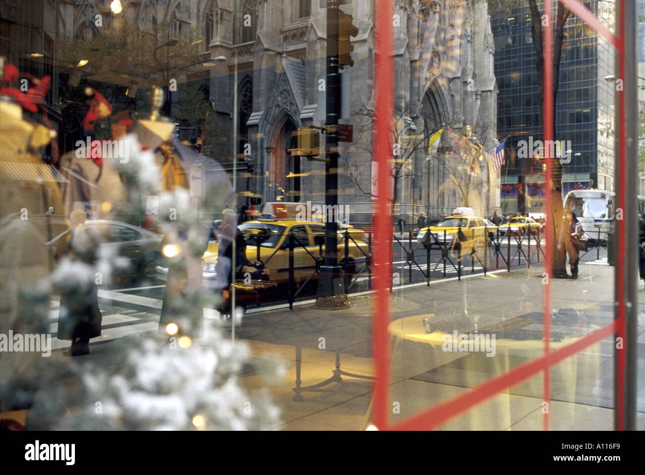 Menschen Gebäude und Verkehr spiegeln sich im Schaufenster auf der 5th Avenue in der Nähe von Rockefeller Center Midtown Manhattan New York NY Stockfoto