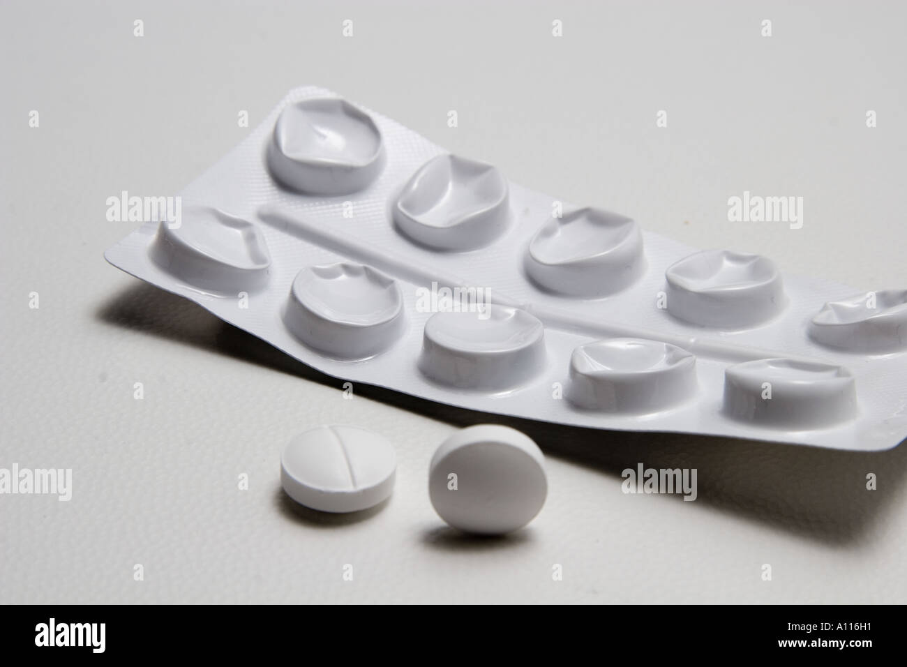 Tabletten, Medikamente, Konserven, weiß, Nahaufnahme, weißer Hintergrund, Genuss, zwei Runde, klein Stockfoto