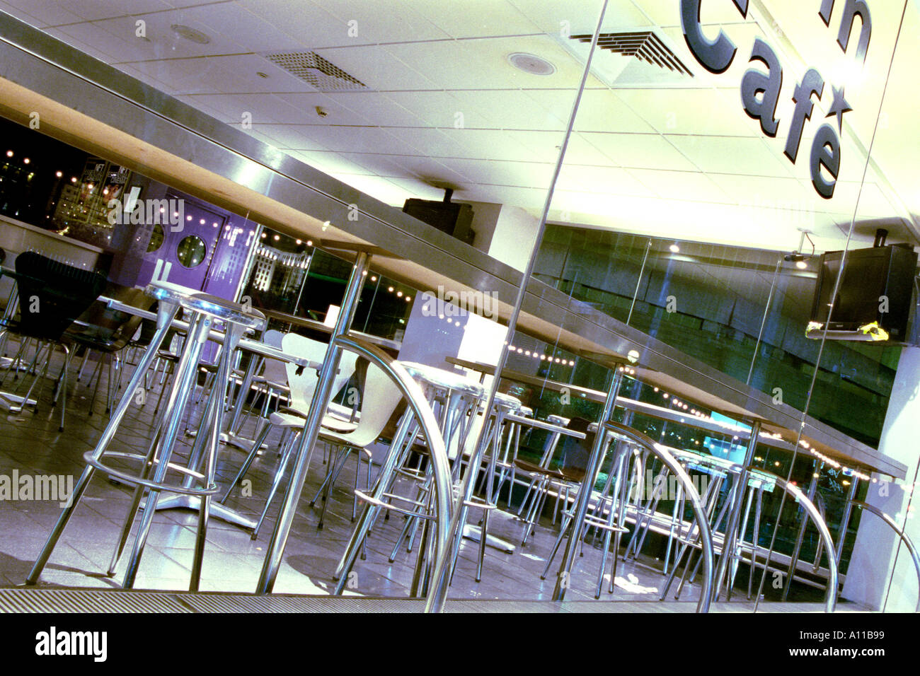 Film Cafe, Nationaltheater, Southbank, London Bar und Hocker in dynamischen Winkel Stockfoto