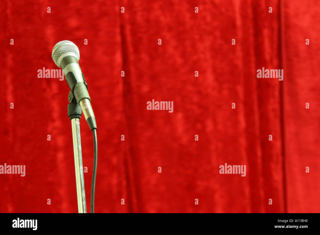 Center Bühne leer Mikrofon vor rotem Samtvorhang Stockfoto