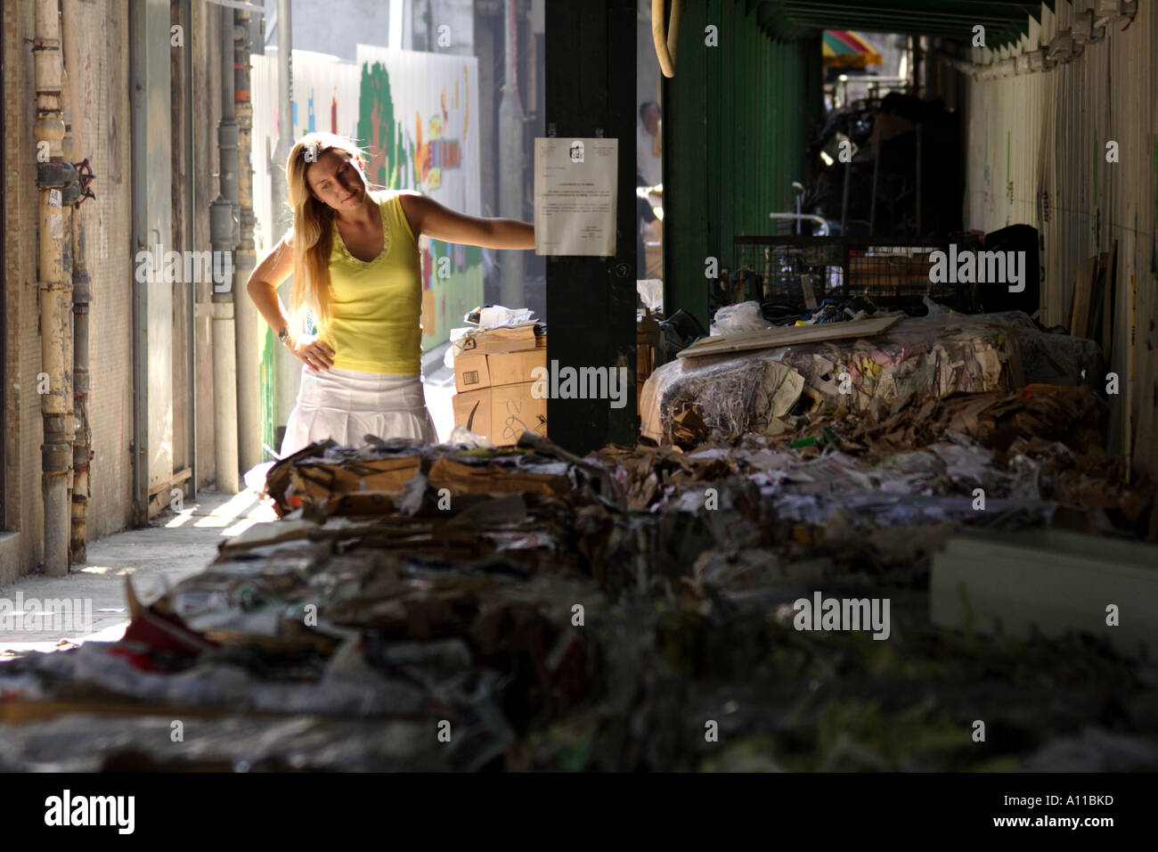 Im Sonnenlicht hinter Bündel von recycelten Abfallprodukt, Bezirk Wan Chai, Hong Kong SAR Stockfoto