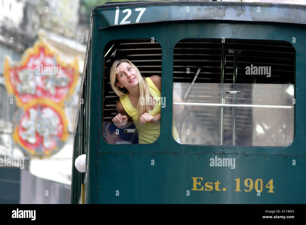 Schiefer aus der Straßenbahn in Wan Chai, Hong Kong Stockfoto