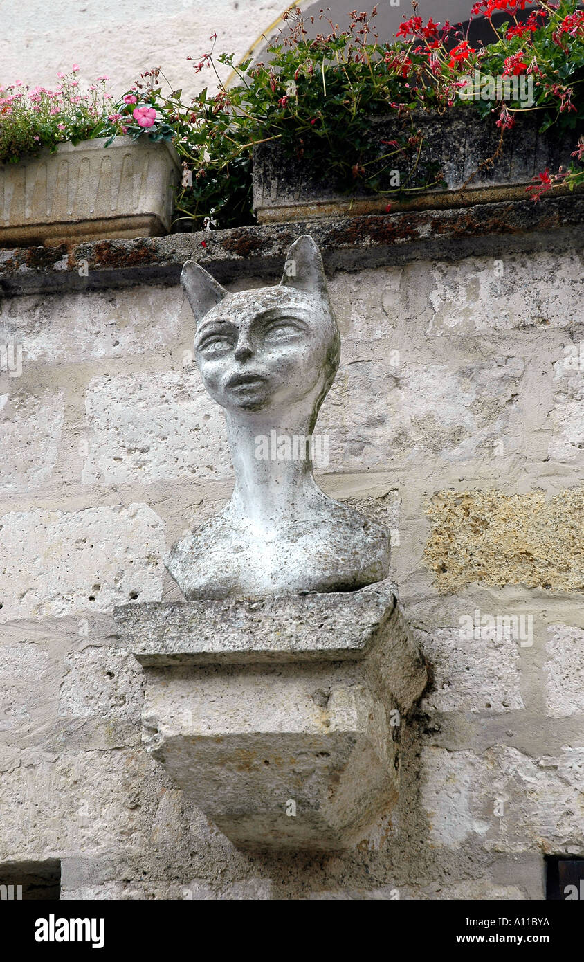 Eine seltsame Skulptur in La Romieu Dorf im Südwesten Frankreichs spiegelt die Legende von einer jungen Frau, Angeline, und Katzen Stockfoto