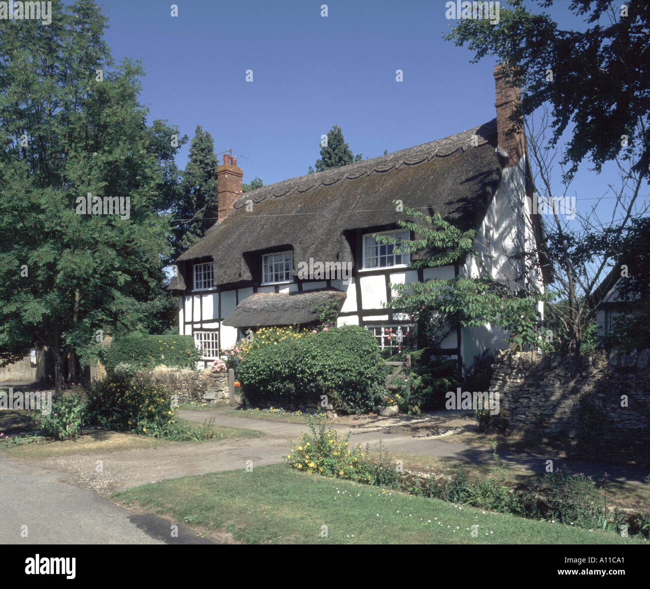 England, Worcestershire, Bredon, strohgedeckten schwarz und weiß Hütte Stockfoto