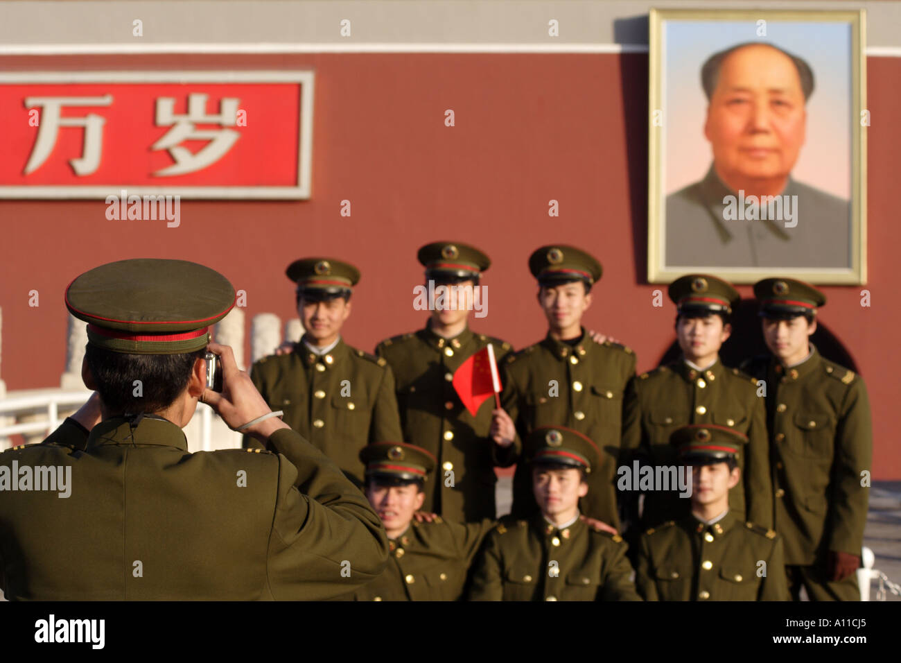 Soldaten posieren für ein Erinnerungsfoto vor Mao Porträt, Tor des himmlischen Friedens, Peking, China Stockfoto