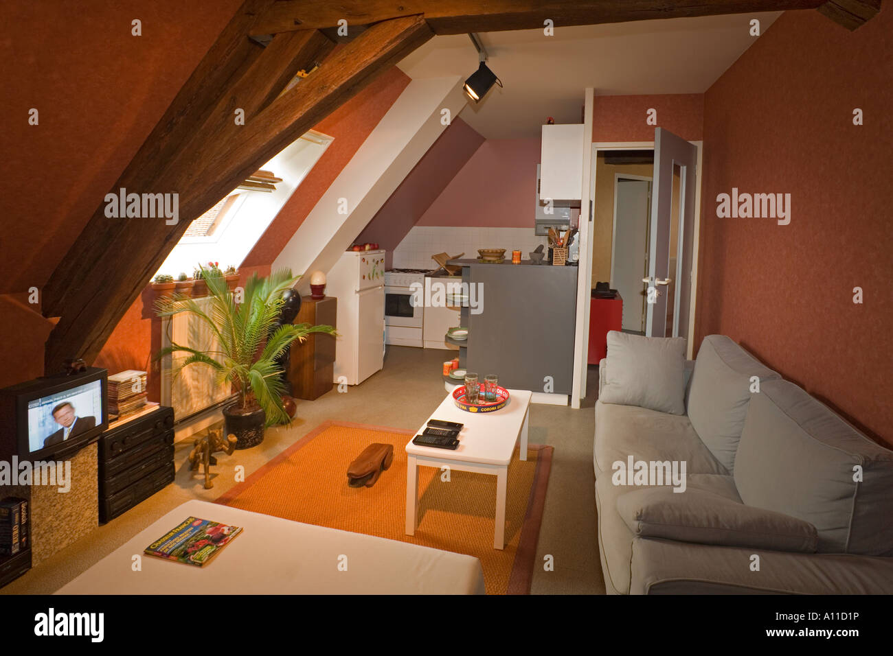Wohnung in einer Mansarde in Saint Amand Montrond (Frankreich). Das Appartement Sous Les derpraktischen À Saint Amand Montrond (Frankreich). Stockfoto