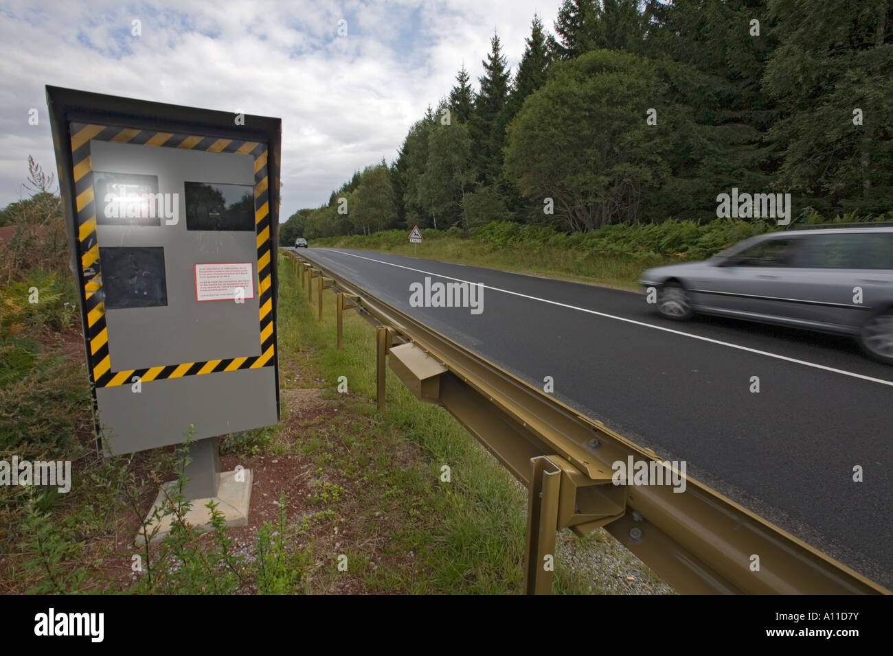 Automatische Radar blinkt ein Auto (Frankreich). Radar Automatique Sur Une route de France (Puy-de-Dôme). Stockfoto