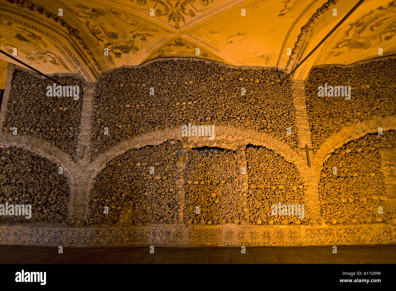 Die Knochenkapelle in Evora (Portugal). La Chapelle des Ossements Dans l'Église Sao Francisco À Évora (Portugal). Stockfoto