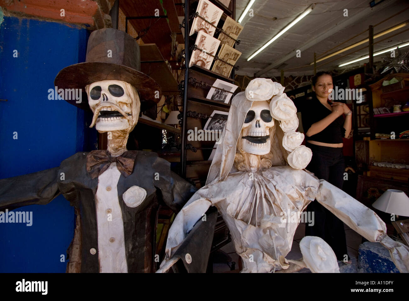 In einem Geschäft von Guanajuato, Pappmaché Figuren, den Tod darstellt. Personnages de papier Pappmaché Figurant la Mort (Mexiko). Stockfoto