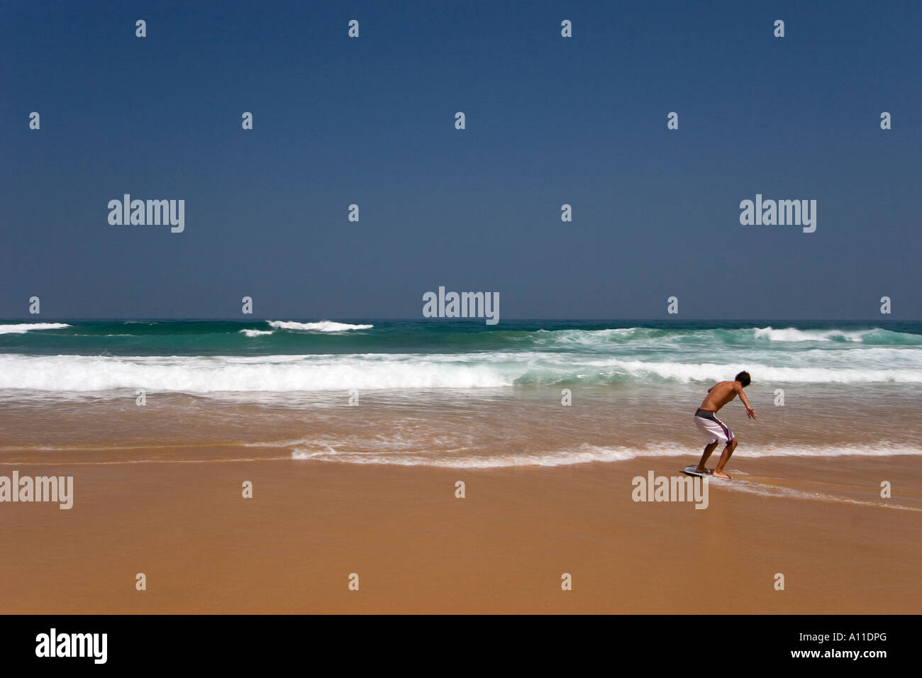 Ein Skimboarder auf Cordoama Strand, Algarve (Portugal).  Skimboarder Sur la Plage de Cordoama, de Algarve (Portugal). Stockfoto