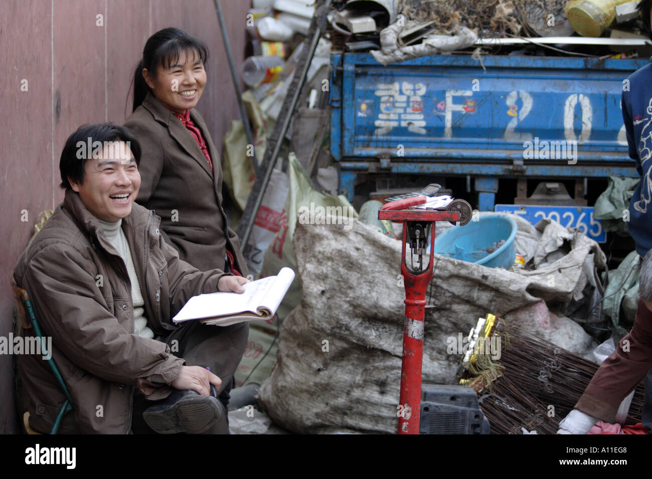 Mann und Frau sind in der Regel ein Recyling-Depot in der Hutong, Peking, China Stockfoto