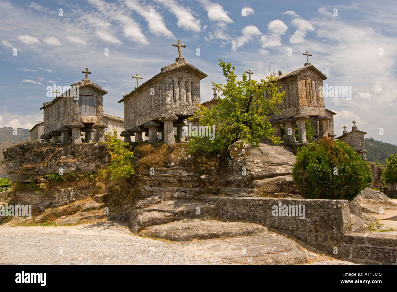 Scheunen auf Stelzen in Soajo, einem Dorf in der Region hohe Minho (Portugal). Spalieren du Village de Soajo (Haut Minho - Portugal) Stockfoto