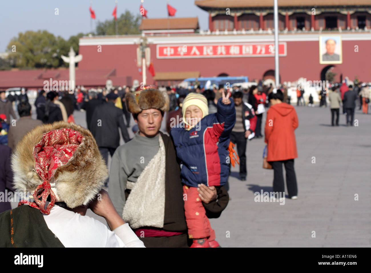 Tibetten Mann nimmt ein Bild von anderen Touristen aus Chamdo, Tibet vor der verbotenen Stadt Tor des himmlischen Friedens, Beij Stockfoto